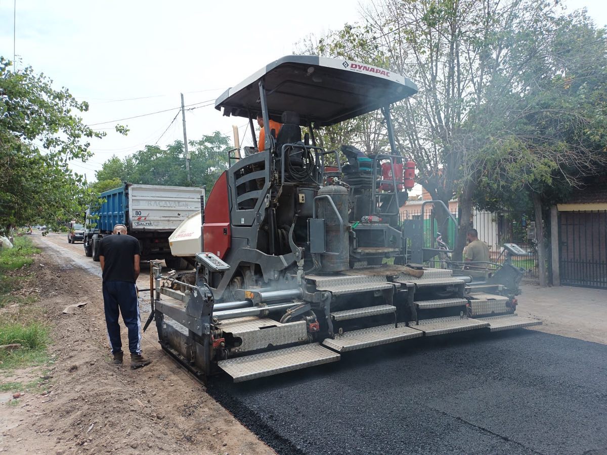 A través de la Secretaría de Obras y Servicios se lleva a cabo la pavimentación asfáltica en las calles Puerto Príncipe y Croacia, del barrio Urquiza.