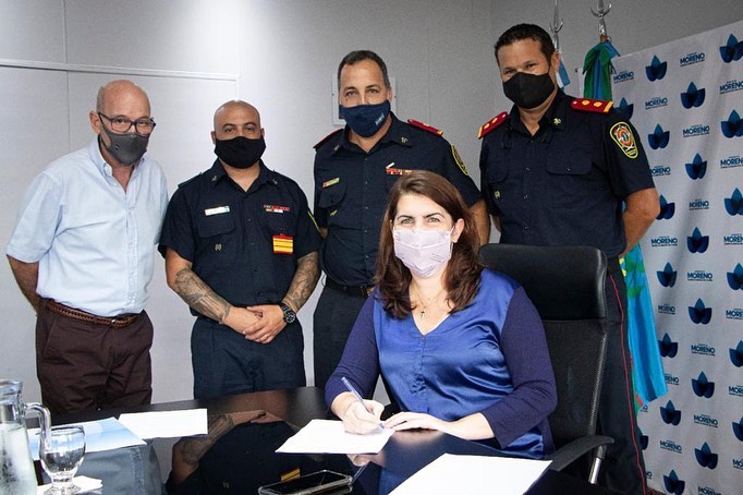 Mariel Fernández junto a los bomberos voluntarios.