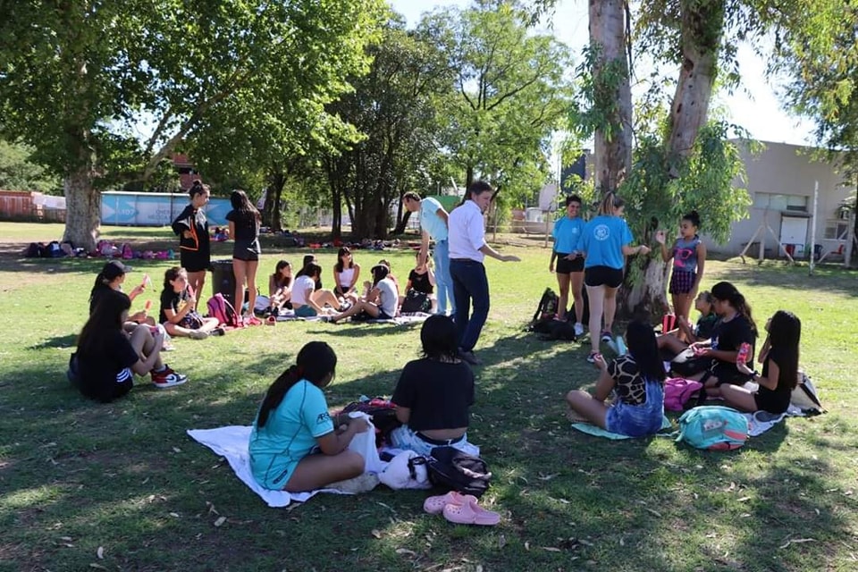 El intendente Jaime Méndez visitó a los más de 400 chicos que asisten a la sede del polideportivo “El Colibrí”, una de las 6 sedes donde se realizan las colonias de verano, que comenzaron este lunes.