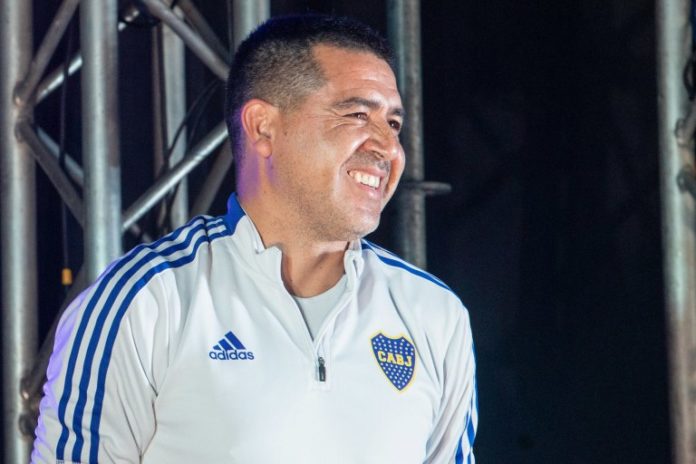 Una frase contra Riquelme pasó sin respuesta al aire, pero sonó como una orden en voz baja.
