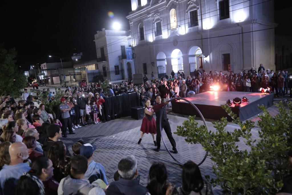 El Municipio realizó una nueva edición de Noches de Pilar en el renovado Paseo del Centro, una iniciativa para que la comunidad se encuentre y comparta en el espacio público.
