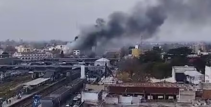 Cuatro personas debieron ser retiradas del edificio y puestas a resguardo, con ayudar de un grupo de jóvenes que se encontraban en la zona.