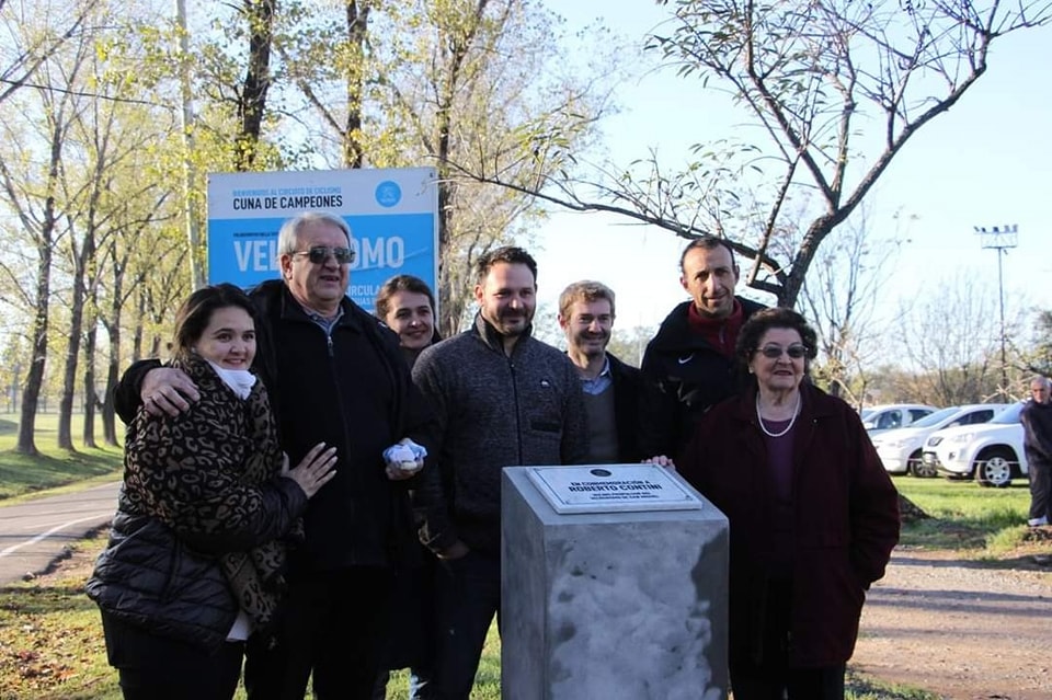 En el Palacio Municipal, junto a su familia, el intendente Jaime Méndez recordó y homenajeó a Roberto Contini, un vecino destacado en ciclismo y valorado por su vocación de servicio.