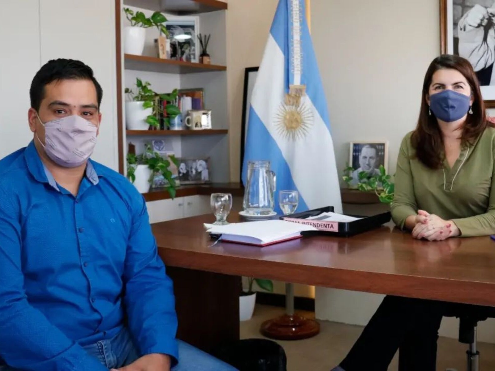 Ismael Castro, nuevo secretario de Seguridad municipal, junto a la intendente Mariel Fernández.