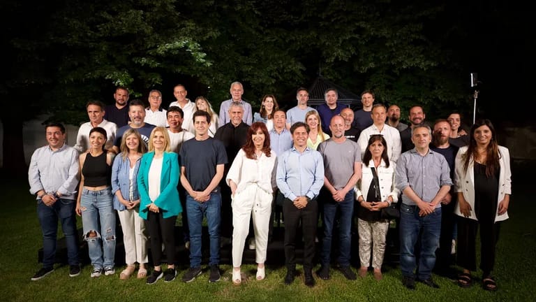 Mariel Fernandez está relegada de la foto, alejada de la vicepresidente.