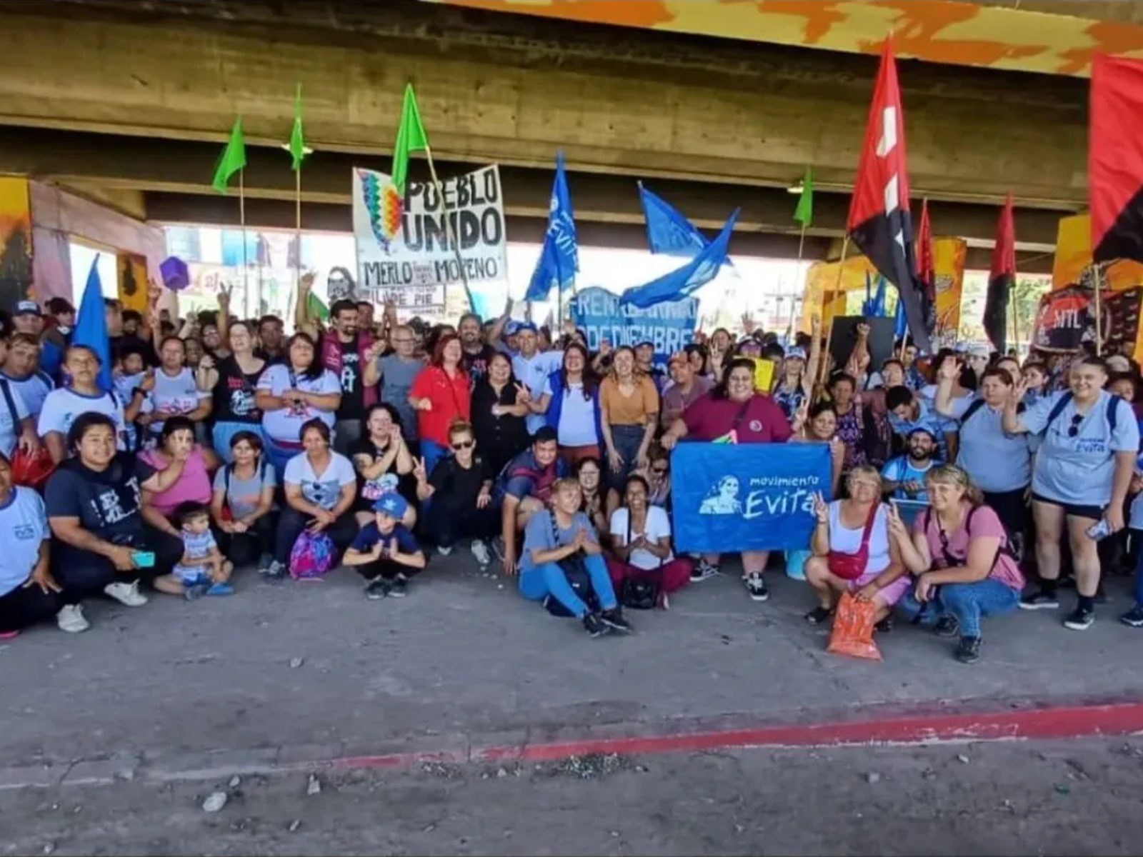 Los movimientos sociales en la Plazoleta de La Memoria bajo el puente de Autopista del Oeste.