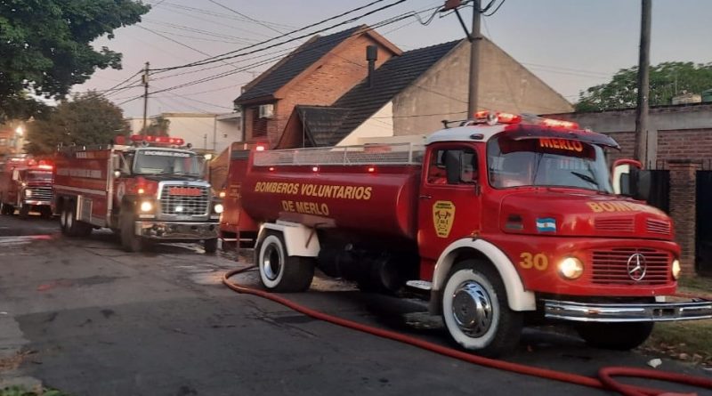 Entre 10 y 12 dotaciones de los Bomberos Voluntarios de Merlo tuvieron que acudir de emergencia a un taller de lavado de telas.