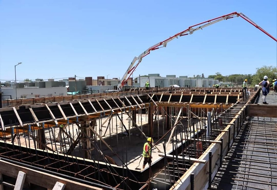 La escuela, que se esta construyendo en conjunto con el Ministerio de Obras Públicas de la Nación, está ubicada en barrio Parque la Luz.