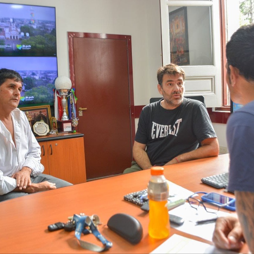 El intendente Mauro García recibió a Osvaldo Ponce, vecino de Villa Arrarás que desde hace 22 años se dedica a la apicultura.