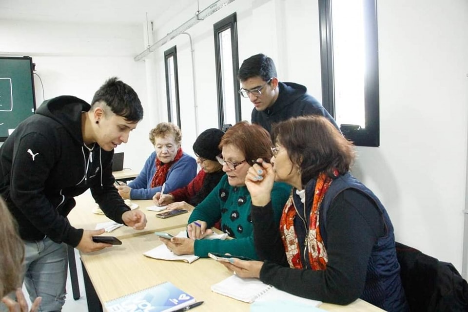 El intendente Jaime Méndez visitó la Usina Tecnológica (UTEC), donde saludó a un grupo de chicos y de adultos mayores que están realizando distintas capacitaciones tecnológicas.