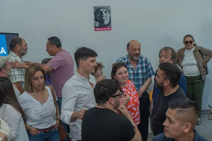 Eduardo Sreider rodeado de los Concejales Frente de Todos, Gastón Fraga, Josefina Díaz Ciarlo, Alberto Fraiz y la presidente del Consejo Escolar, Sonia Beltrán.