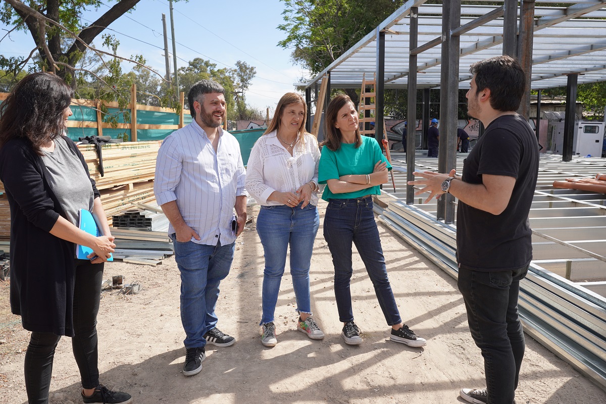 La Intendenta de Merlo, Karina Menéndez, junto a la directora ejecutiva de ANSES, Fernanda Raverta, visitaron la sucursal local para condecorar y felicitar a aquellas personas que transitaron más de 20 años de su vida.