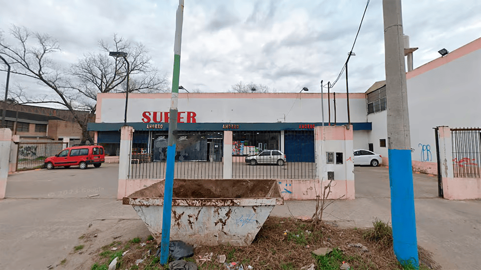 Sin mediar palabra, los 2 sospechosos mataron al comerciante, que tenía 45 años.