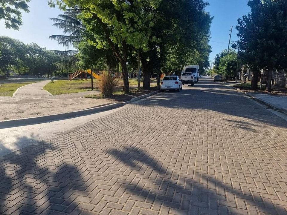 Esta obra permite mejorar la circulación en la plaza del barrio, brindando más seguridad para todos los vecinos de la zona.