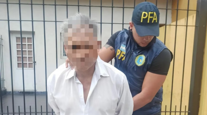 Un hombre de 56 años fue detenido, acusado de abusar sexualmente y de forma reiterada de su sobrino menor de edad, a quien también obligaba a mandarle fotos desnudo.