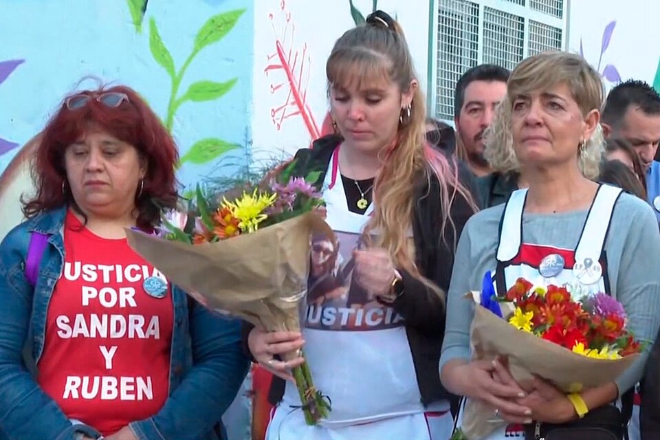 Con una masiva movilización de estudiantes y docentes, la comunidad educativa bonarense homenajeó a Sandra Calamano y Rubén Rodríguez.