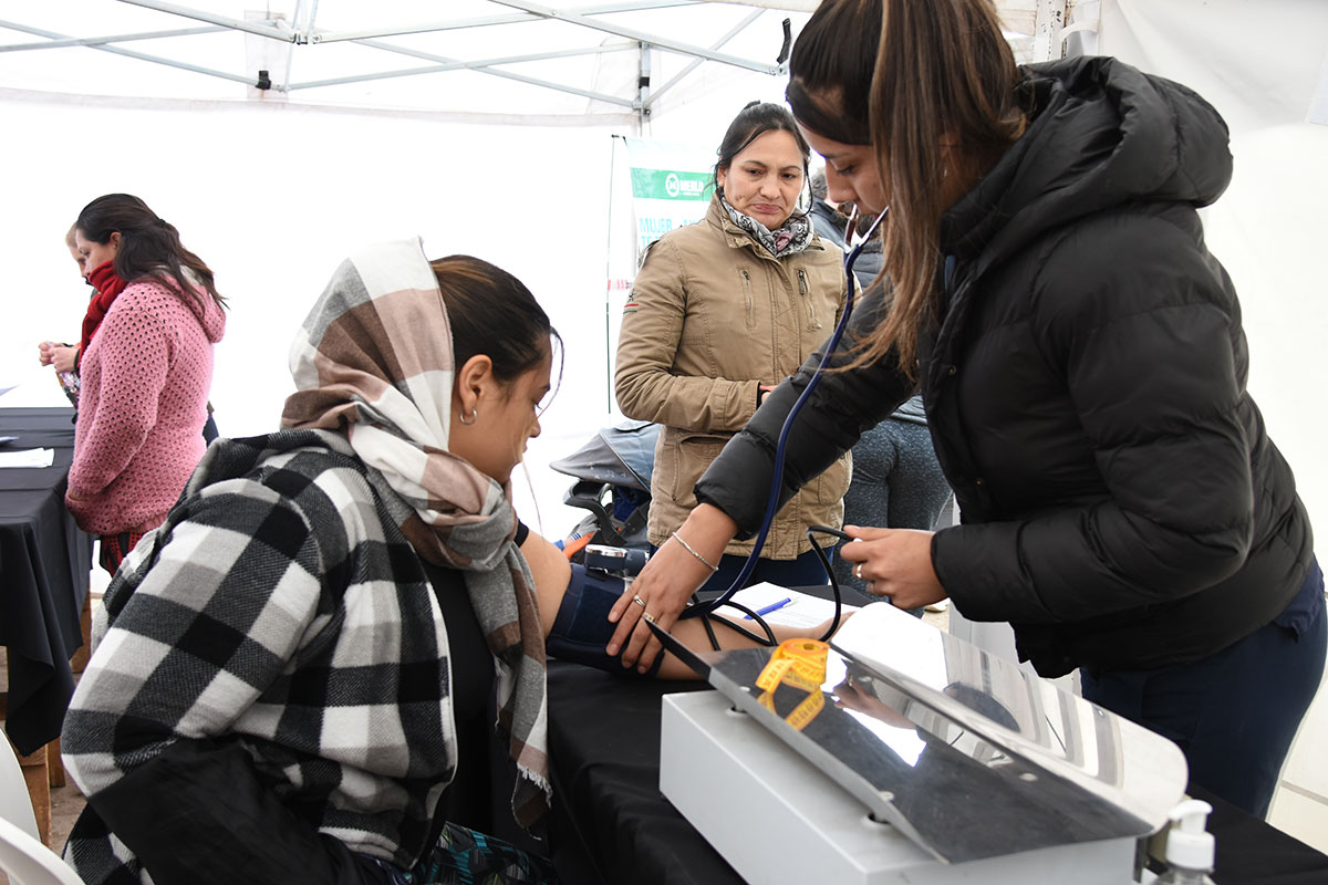 Vecinas merlenses y sus familias recibieron atención médica gratuita en el Operativo “Mujer, ahora te toca a vos”, organizado por la Subsecretaría de Atención Primaria en Merlo Norte.