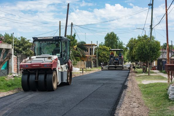 A través de la Secretaría de Obras y Servicios llevamos a cabo la pavimentación asfáltica de las calles Capdevilla y Adolfo Alsina, del Barrio Alberdi.