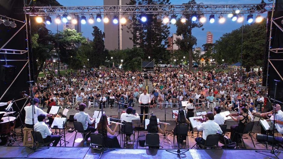 Actuaron el maestro Rodolfo Diorio, en la dirección coral, y la Orquesta Juvenil Municipal Jorge Lázbal, compuesta por alumnos de nuestros centros culturales.