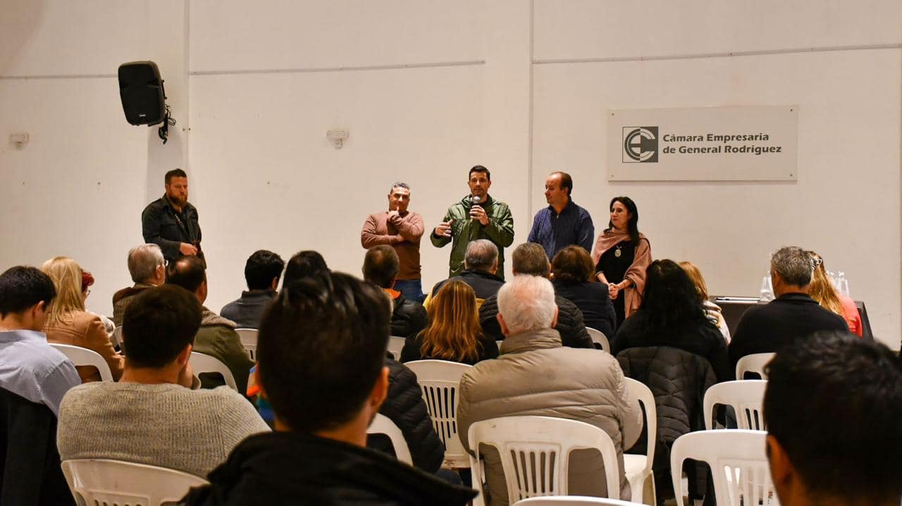 El intendente Mauro García estuvo presente en la Cámara Empresaria para hacer entrega de un reconocimiento a profesionales rodriguenses de la Arquitectura.