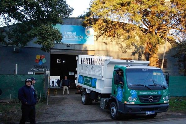 En barrio Parque la Luz, el intendente Jaime Méndez recorrió la planta de valorización de residuos reciclables, que funciona hace 10 años en el distrito.