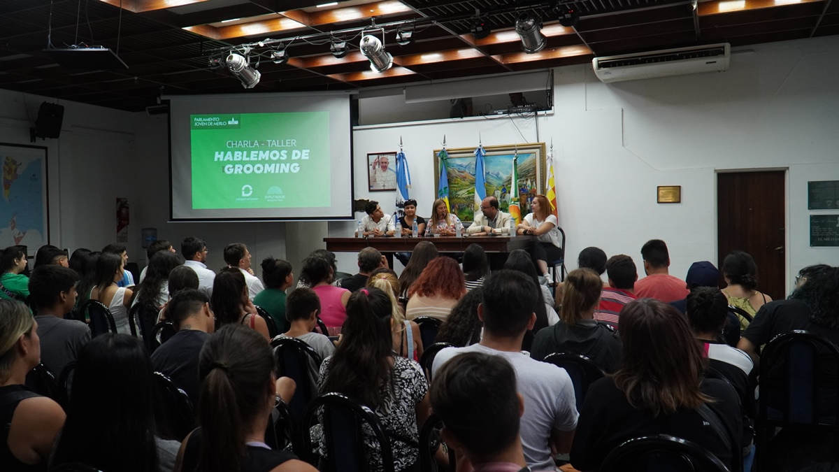 La intendenta de Merlo, Karina Menéndez, presenció en el Honorable Concejo Deliberante de Merlo una charla de concientización que afecta a los jóvenes.