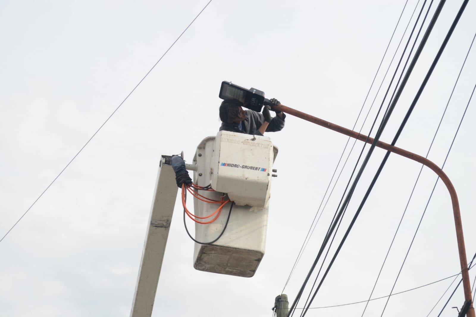 La Municipalidad de José C. Paz sigue trabajando en la comunidad y colocaron nuevas luces led en la ciudad.