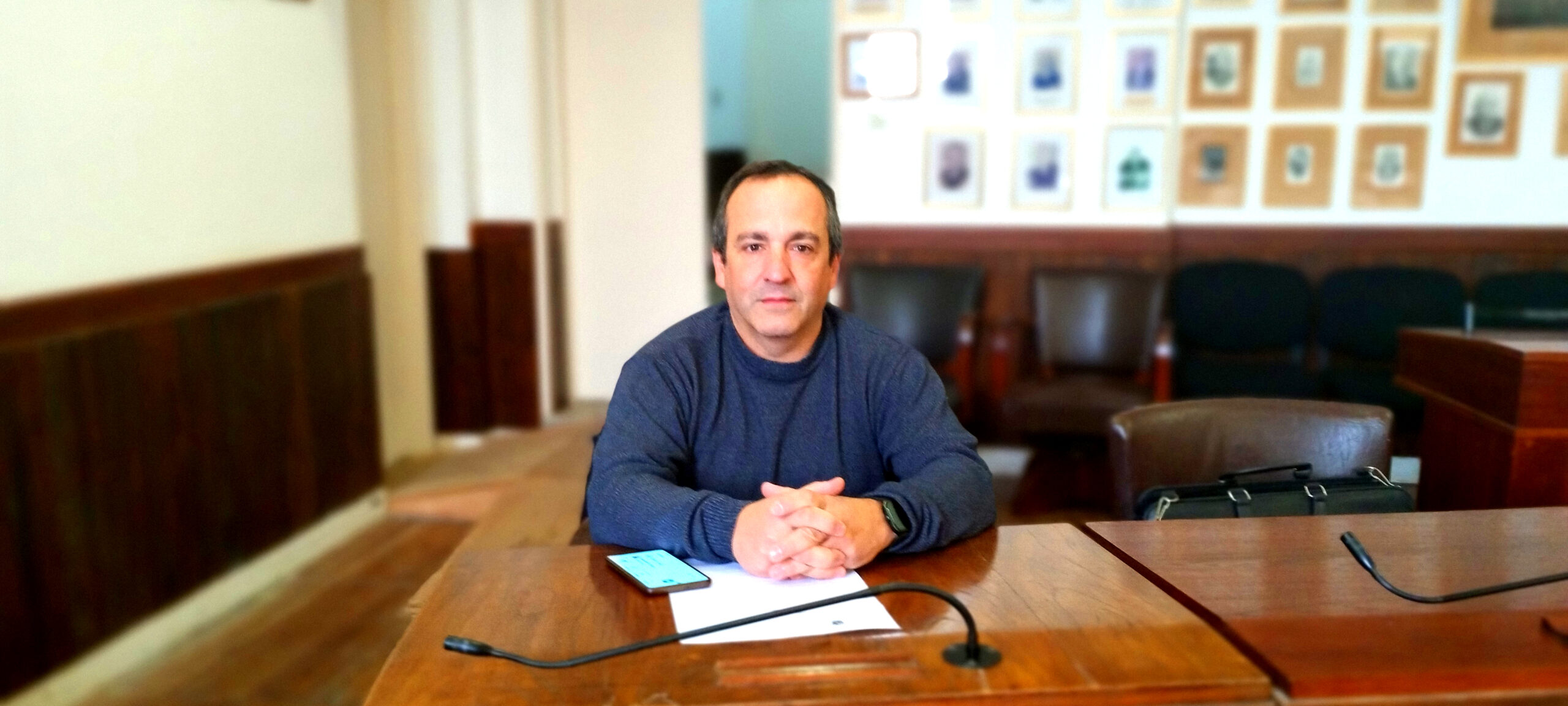 Cristian Prada enfrenta críticas por el contraste entre su discurso y su práctica profesional.