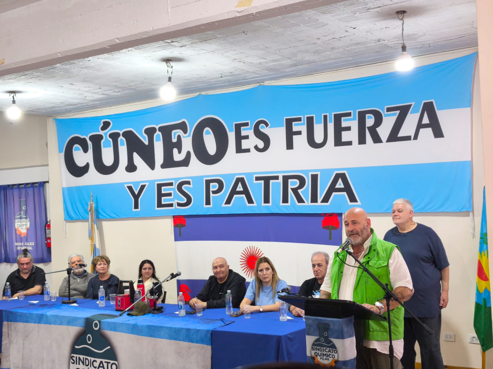 Santiago Cúneo estuvo acompañado por referentes políticos y sindicales en su lanzamiento.