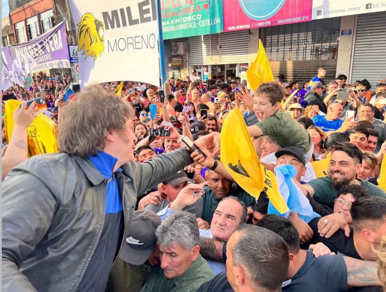 Hasta los niños pidieron conocer al candidato libertario.