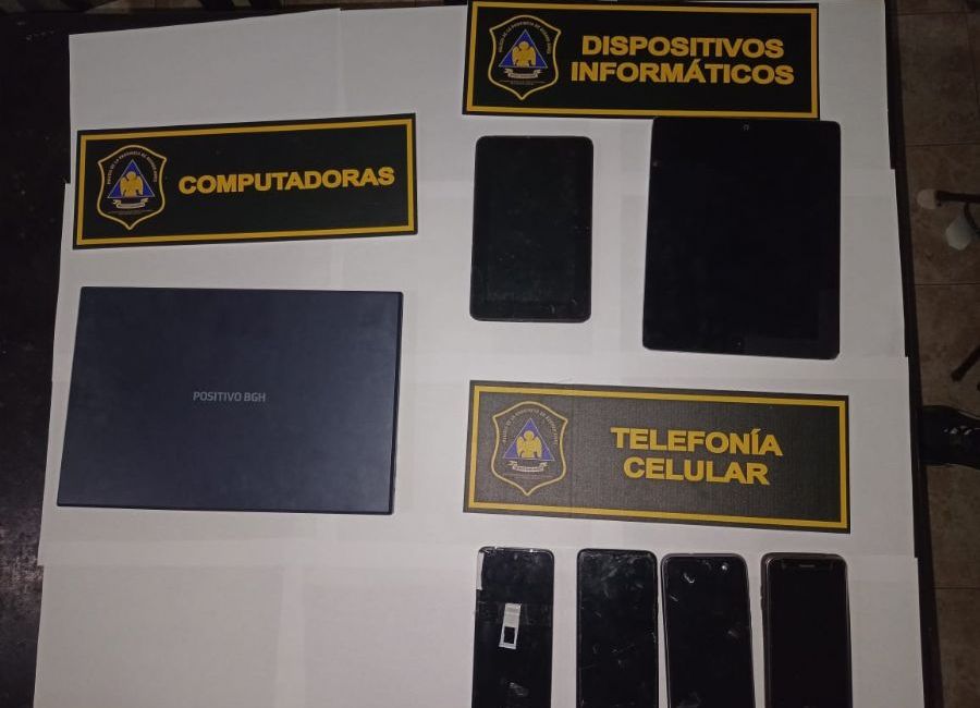 Se incautaron teléfonos celulares, 1 tarjeta de memoria expandible, 1 talonario de recibos, documentos como tickets de pago y recibos, 1 computadora portátil, y 2 CPU.