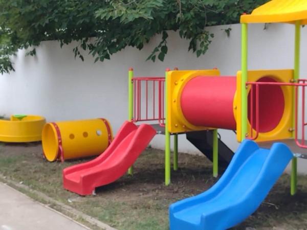 A través de dicho programa se procedió a la colocación y renovación de juegos infantiles y plazas blandas en varios de los Jardines de Infantes del distrito.