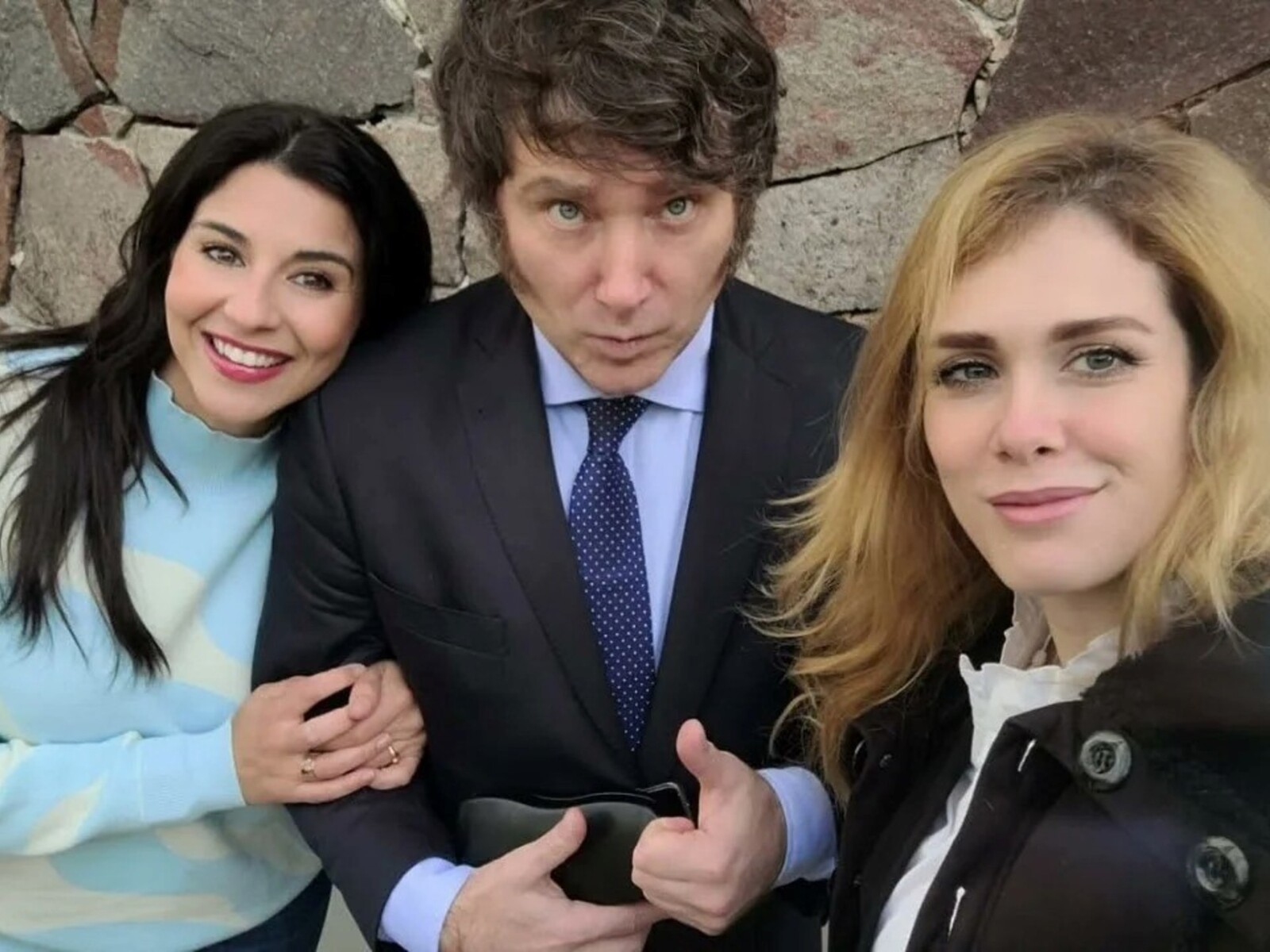 El presidente Javier Milei entre las diputadas Marcela Pagano y Lilia Lemoine, cuando se llevaban bien.