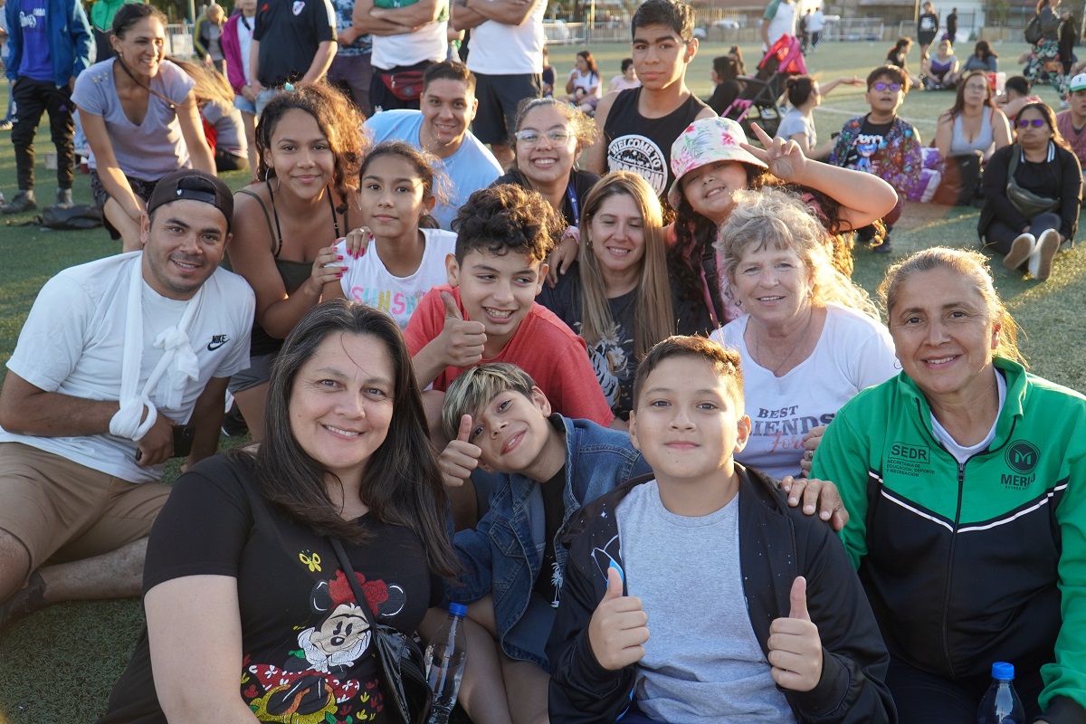 Los alumnos disfrutaron junto a sus familias de un espectáculo circense y banda en vivo. Hubo además, sorteos de pelotas y bicicletas a modo de festejo para concluir el año de todas las ligas deportivas del distrito.