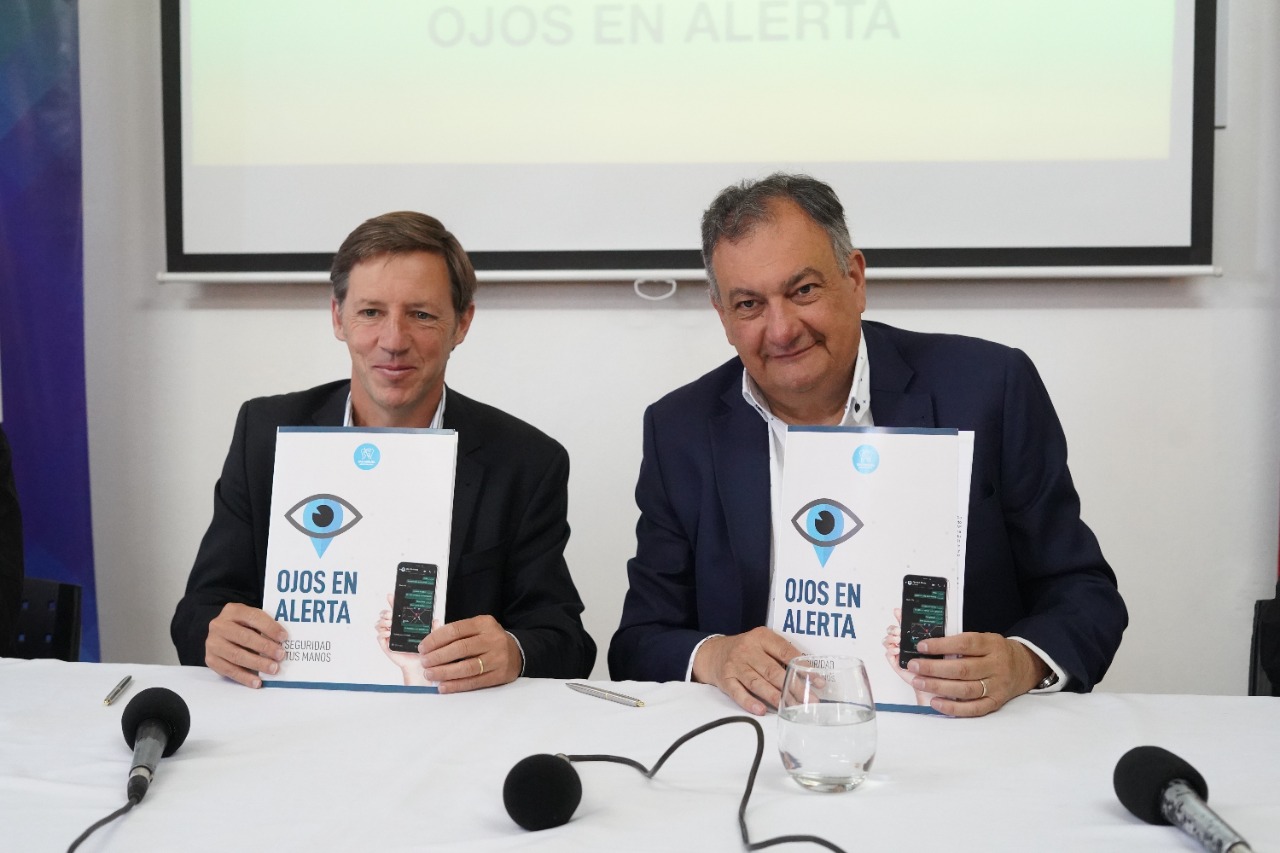 El intendente Gustavo Gennuso encabezó la firma del convenio con el intendente bonaerense, Jaime Méndez.