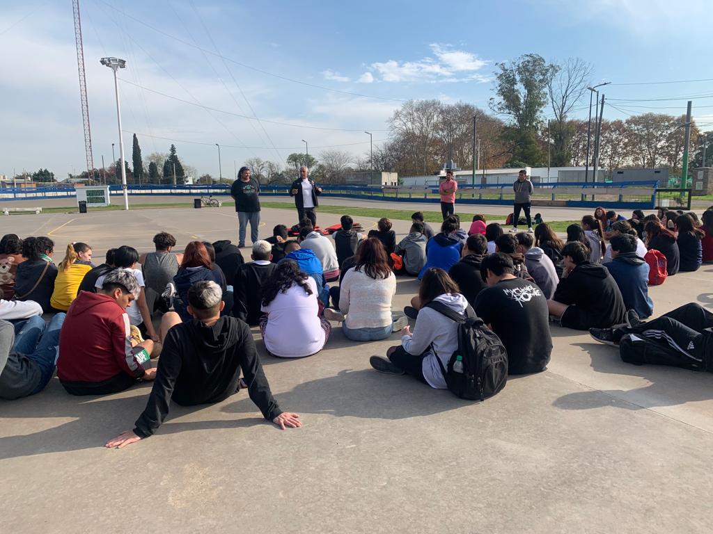 Se realizaron las clases de RCP que dictaron los docentes Federico Ramirez y Andrés Cerri a los alumnos de la Secundaria número 26 en el Patinodromo.