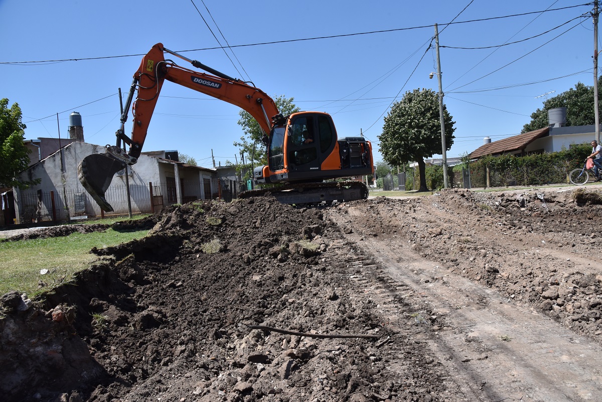 Los trabajos que se realizan en la calle Paso de Los Patos entre Realico y Arcos implican la construcción de nuevas cuadras de pavimento, con cordón cuneta de hormigón.