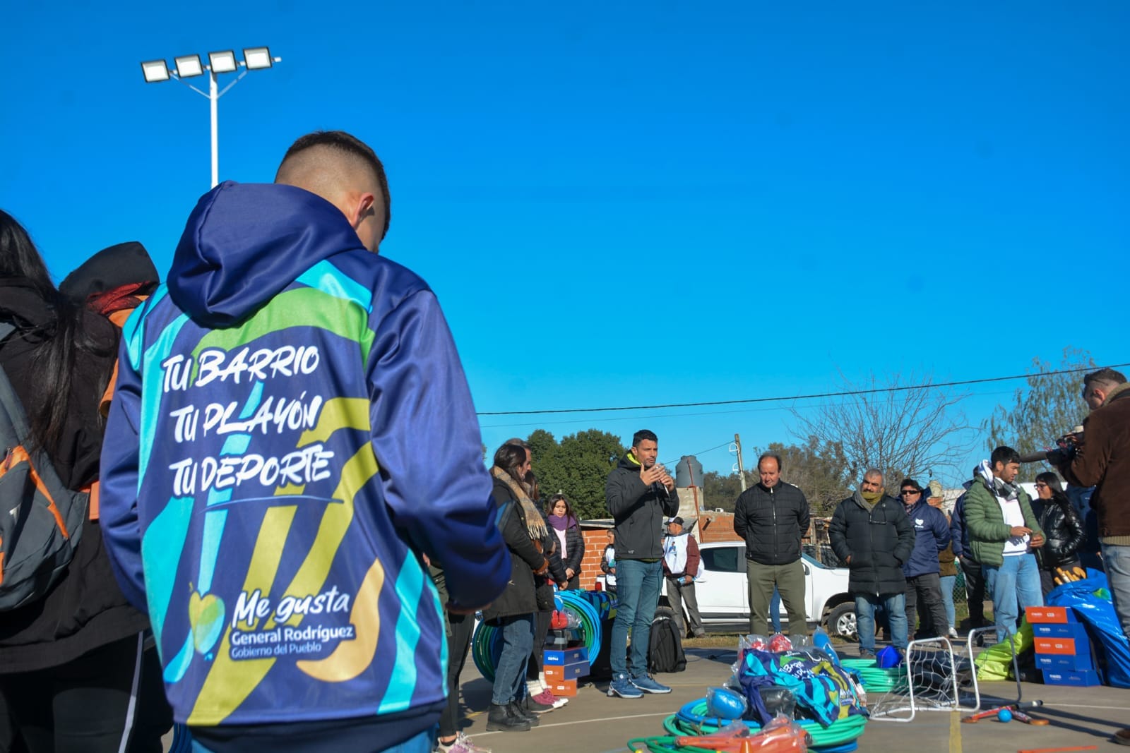 El intendente Municipal, Mauro García, inauguró un nuevo playón multideporte junto a vecinas y vecinos de Parque Joly.