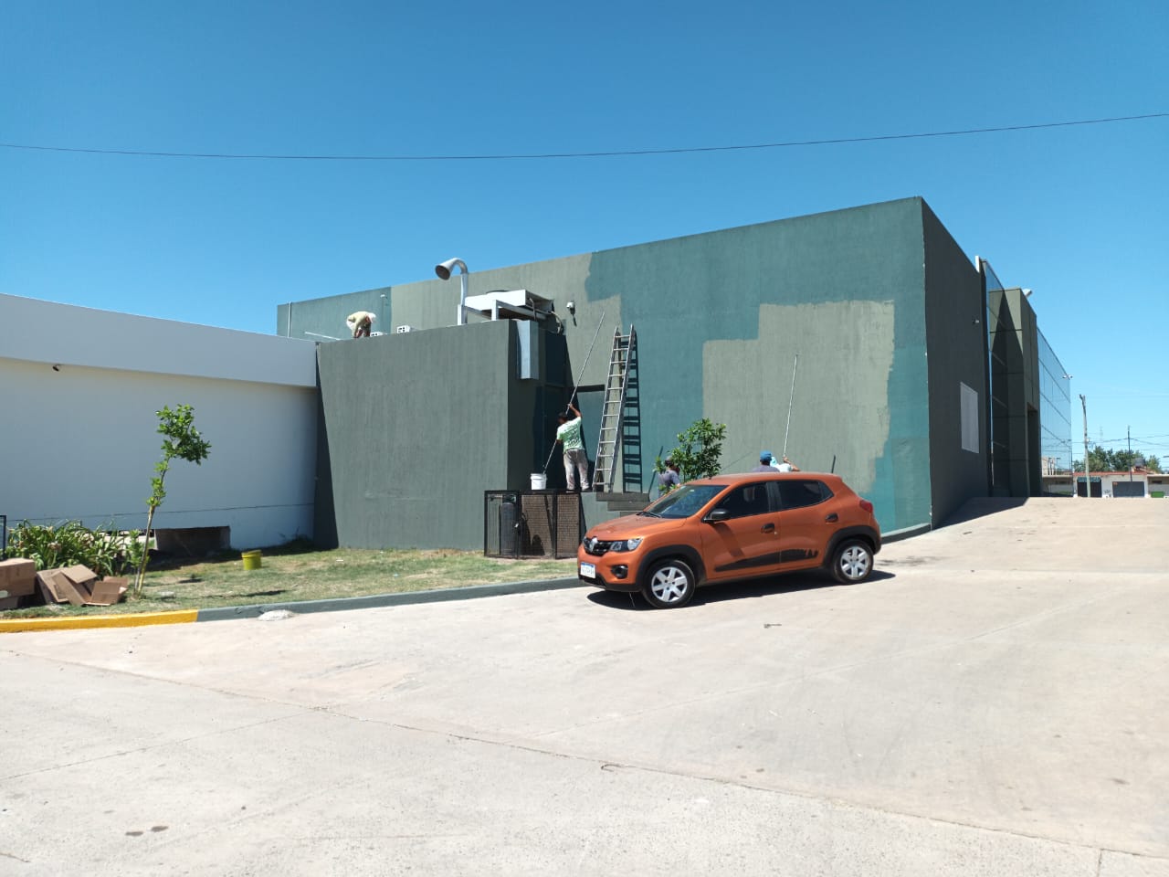 Estos trabajos de emprolijamiento se llevan a cabo para que los vecinos paceños accedan a los servicios del hospital en las mejores condiciones.
