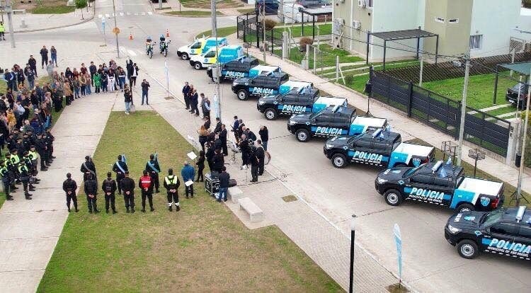 En el barrio Procrear, se presentaron 14 nuevos móviles para la Policía Municipal (8 patrullas, 2 camionetas de tránsito y 4 motos) para seguir fortaleciendo la prevención del delito en todo distrito.