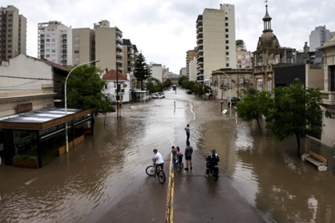 Nadie ayuda a los vecinos de Bahía Blanca, aún bajo el agua.