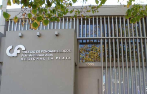 Tras seis meses, el Colegio de Fonoaudiólogos aún no puede garantizar la entrega de audífonos.