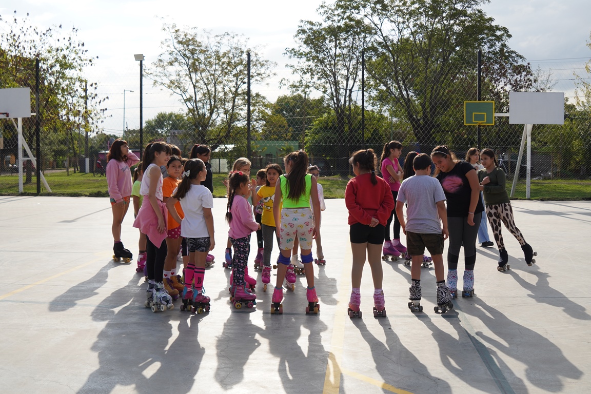 El distrito cuenta con Escuelas gratuitas de ajedrez, atletismo, básquet, boxeo, hockey, pádel, patín, skate, tenis, vóley, zumba kids y natación.