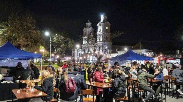 "Siempre es lindo encontrarnos en nuestro querido Paseo del Centro para disfrutar las Noches de Pilar", informaron desde la Municipalidad.