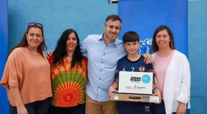 En la Escuela Secundaria número 38 de Derqui, el intendente de Pilar, Federico Achával, encabezó una nueva entrega de netbooks en el marco del programa Conectar Igualdad.