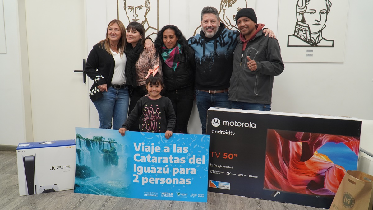 Con la presencia de Gustavo Menéndez y la intendenta, Karina Menéndez, se entregaron los premios a los ganadores del sorteo realizado durante el evento masivo que reunió a miles de merlenses para alentar a la Selección.