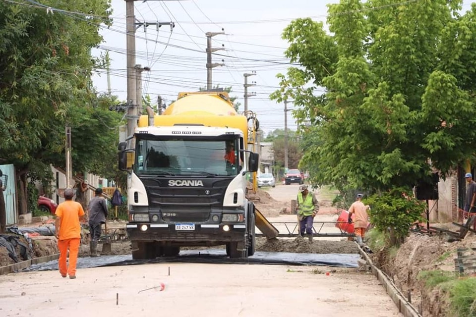 Se trata de una obra de hormigón con cordón, que se esta realizando con fondos municipales.