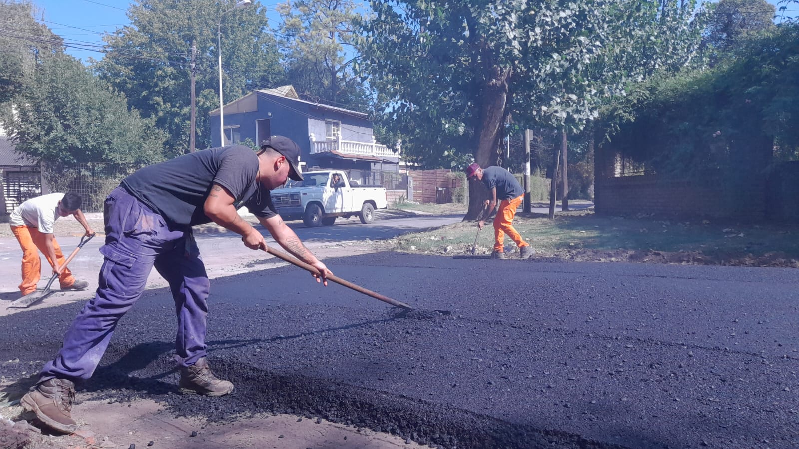 La Municipalidad de José C. Paz continúa difundiendo y mostrando la pavimentación asfáltica, en este caso, sobre la calle Puerto Príncipe.