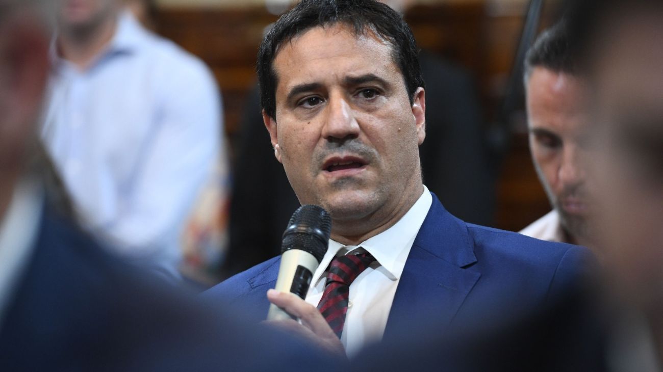 El derrotero de Maximiliano Abad refleja las tensiones internas que fragmentan al radicalismo bonaerense.