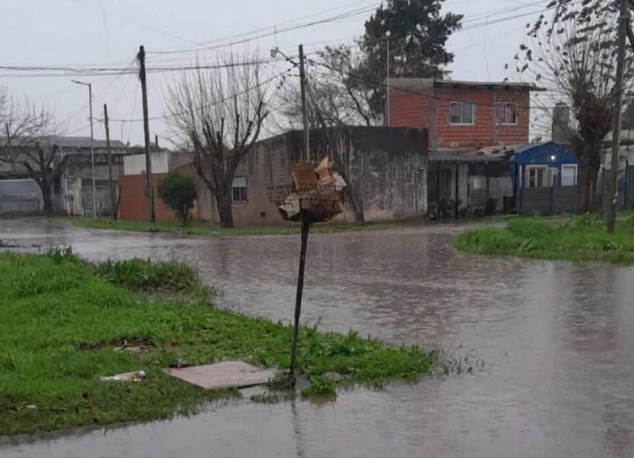 Tras los 130 mm de marzo, la ciudad enfrenta un nuevo temporal con infraestructura sin mejoras. Se repiten las mismas postales: calles tapadas y evacuaciones.

